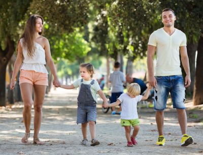 Familie fühlt sich wohl im Park